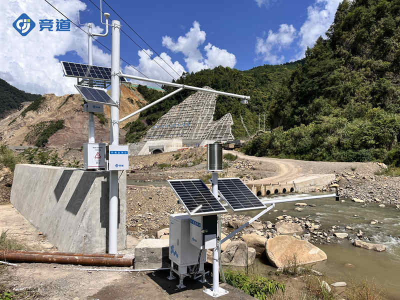 競道水文雨量監(jiān)測設(shè)備在水庫安裝完成